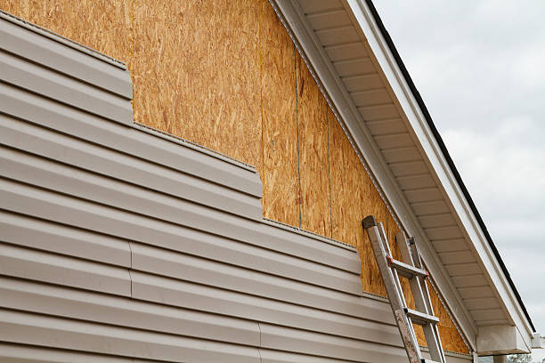 Professional Emergency Siding Repair technician working in Zolfo Springs, FL